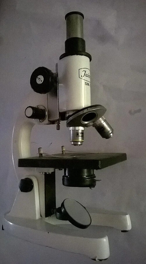 Mokyklinės laboratorijos mikroskopas, 2017 m. Prietaiso iliustracija, ne „Pioneera“ laboratorija ar produkto bandymas.