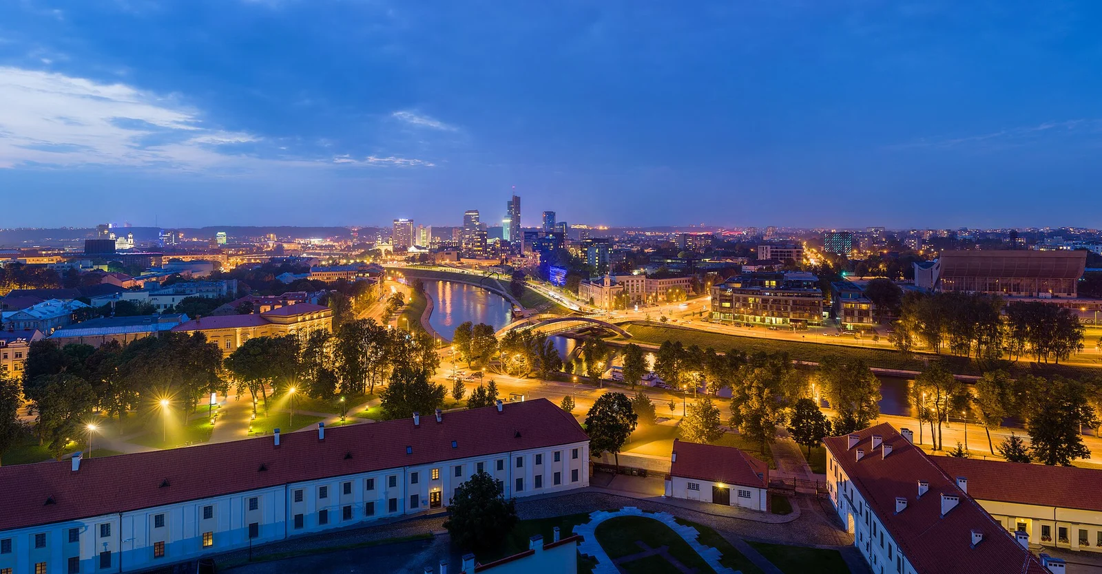 Vilniaus panorama sutemus, 2014 m. Kontekstinė miesto fotografija.